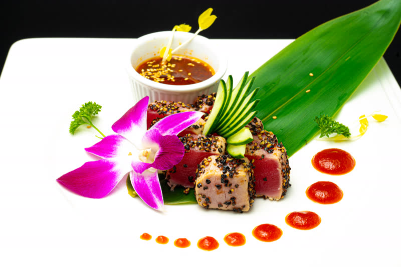 Pepper-seared tuna sashimi plated